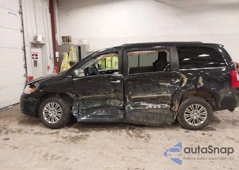 2016 Chrysler Town & Country Touring-L Anniversary Edition z USA, uszkodzony, nr VIN 2C4RC1CG7GR159675